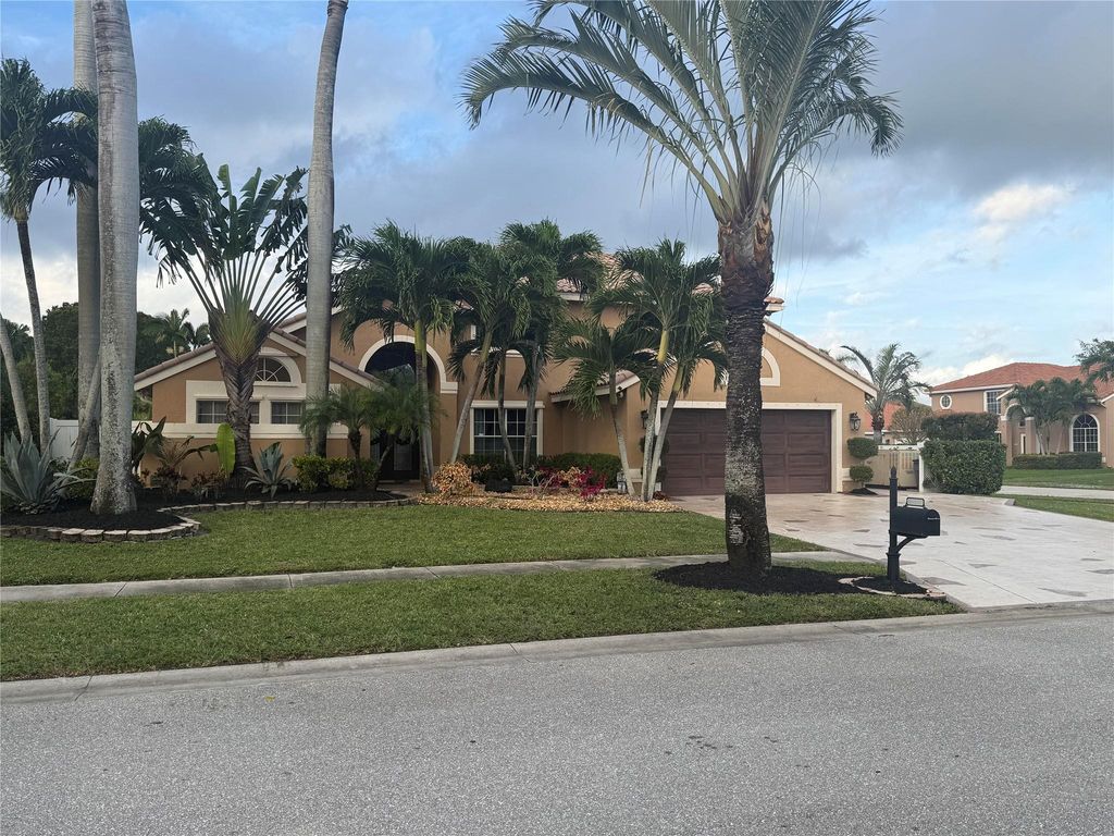 5532 Descartes Cir, Boynton Beach, FL 33472