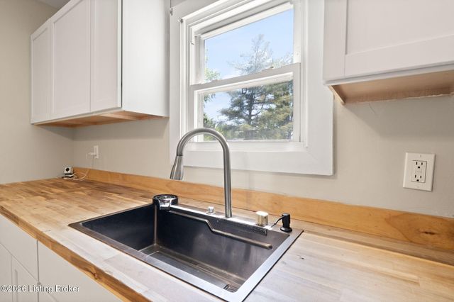 7208 Helen Ave, Louisville, KY 40258