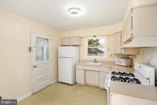 16 SUNSET BLVD, Trenton, NJ 08690