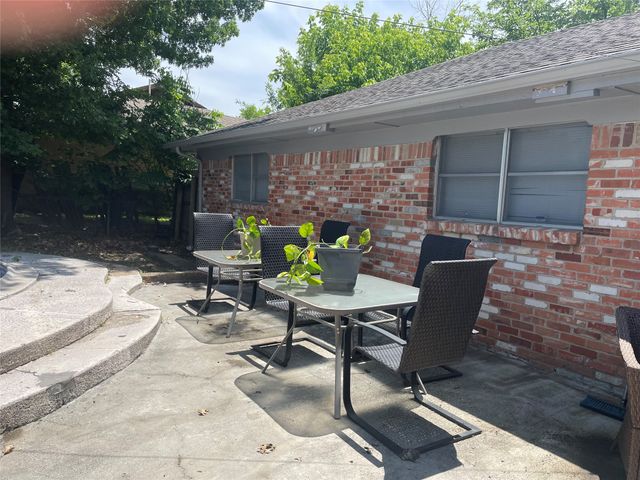 236 Hallbrook Drive, Fort Worth, TX 76134