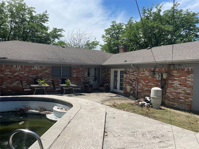 236 Hallbrook Drive, Fort Worth, TX 76134