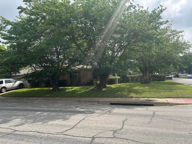 236 Hallbrook Drive, Fort Worth, TX 76134