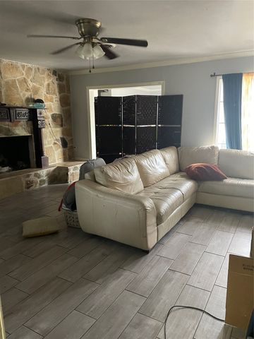 236 Hallbrook Drive, Fort Worth, TX 76134