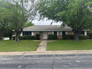 236 Hallbrook Drive, Fort Worth, TX 76134