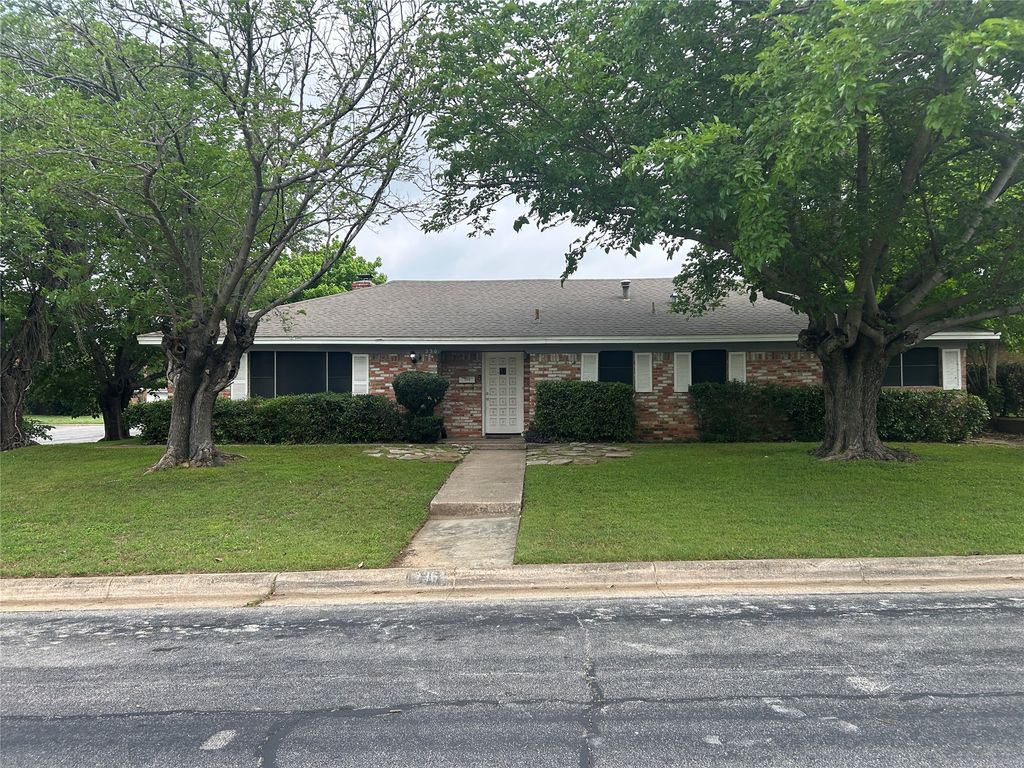 236 Hallbrook Drive, Fort Worth, TX 76134