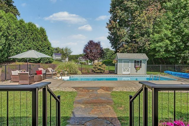 56 North St, Hatfield, MA 01038