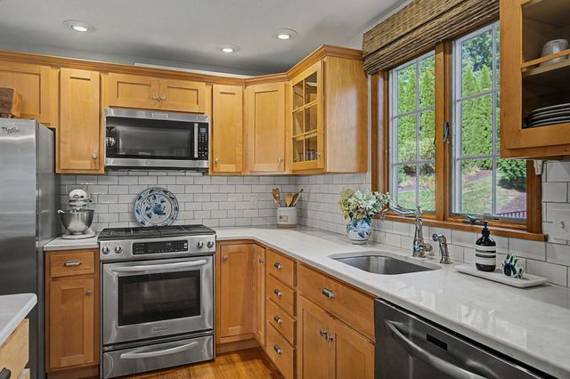 56 North St, Hatfield, MA 01038