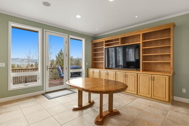 6586 Coopers Hawk Road, Klamath Falls, OR 97601