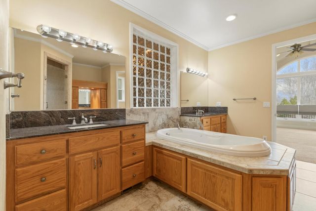 6586 Coopers Hawk Road, Klamath Falls, OR 97601