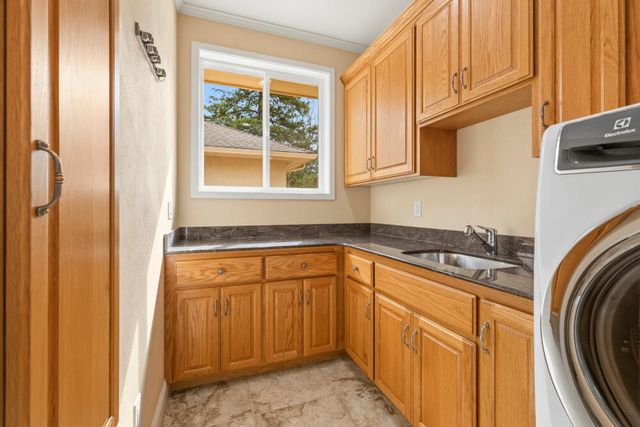 6586 Coopers Hawk Road, Klamath Falls, OR 97601