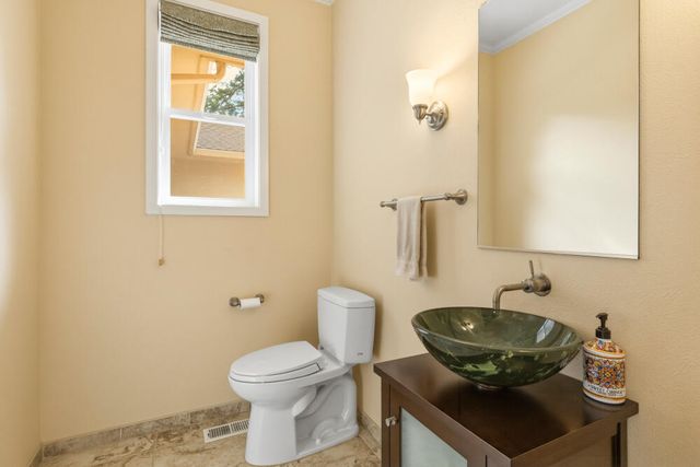 6586 Coopers Hawk Road, Klamath Falls, OR 97601