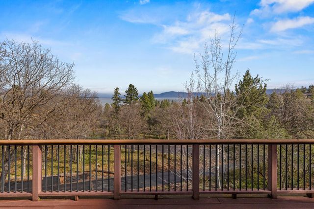 6586 Coopers Hawk Road, Klamath Falls, OR 97601