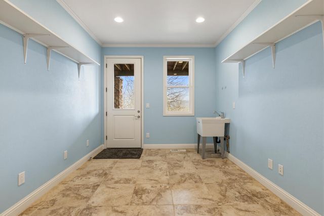 6586 Coopers Hawk Road, Klamath Falls, OR 97601