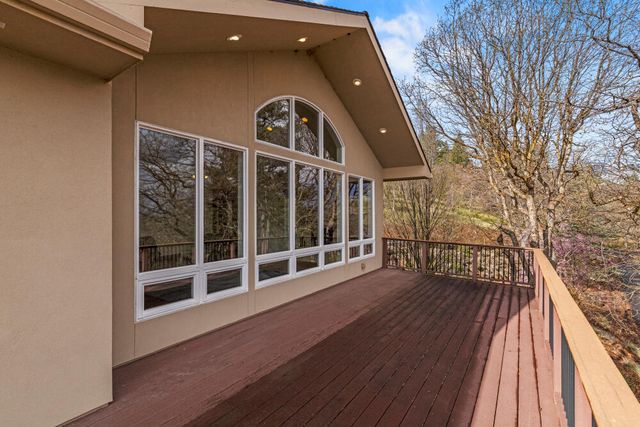 6586 Coopers Hawk Road, Klamath Falls, OR 97601