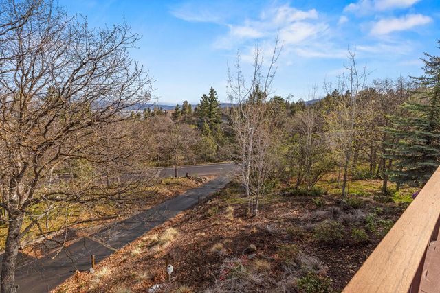 6586 Coopers Hawk Road, Klamath Falls, OR 97601