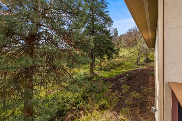 6586 Coopers Hawk Road, Klamath Falls, OR 97601