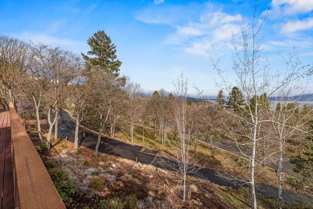 6586 Coopers Hawk Road, Klamath Falls, OR 97601