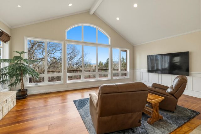 6586 Coopers Hawk Road, Klamath Falls, OR 97601