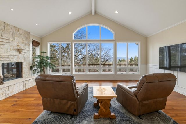 6586 Coopers Hawk Road, Klamath Falls, OR 97601