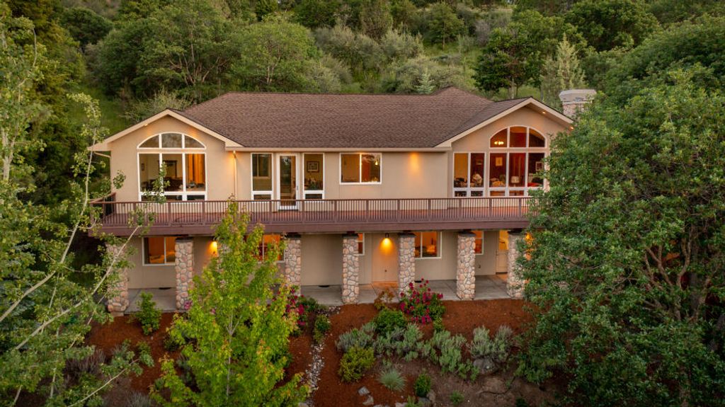 6586 Coopers Hawk Road, Klamath Falls, OR 97601