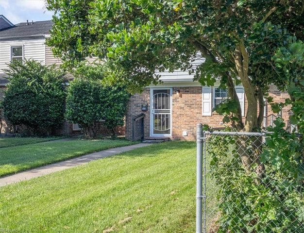 645 Red Horse LN, Virginia Beach, VA 23462