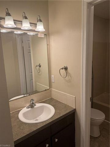 894 Ridge Court, Winston-salem, NC 27107