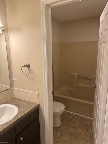894 Ridge Court, Winston-salem, NC 27107