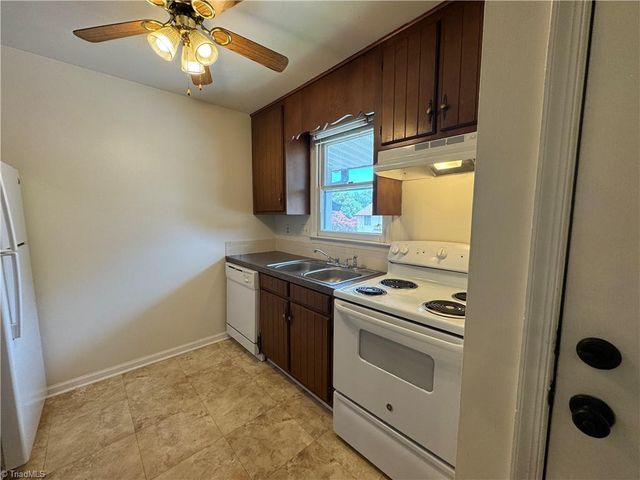 894 Ridge Court, Winston-salem, NC 27107