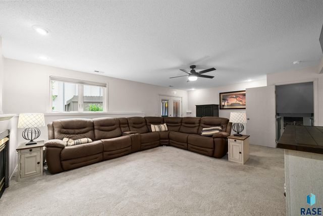 1000 N Richmond Cir Circle, Sioux Falls, SD 57103