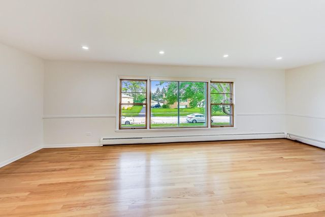 16W674 56th Place, Clarendon Hills, IL 60514