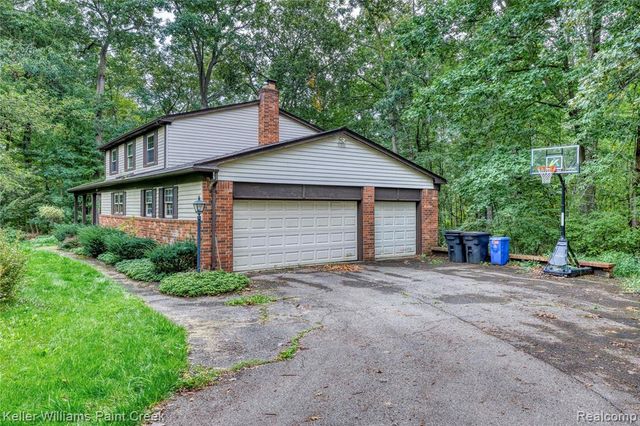 6126 Whispering Oak Drive, Washington, MI 48094