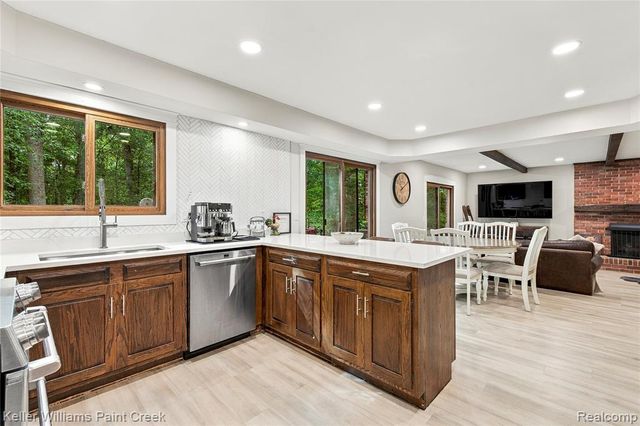 6126 Whispering Oak Drive, Washington, MI 48094