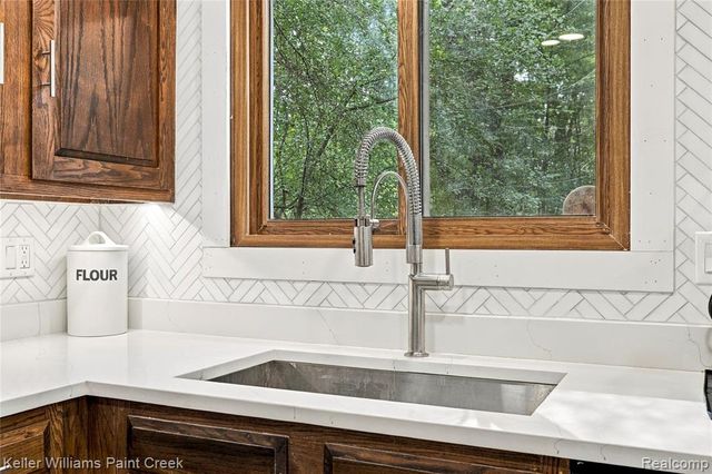 6126 Whispering Oak Drive, Washington, MI 48094