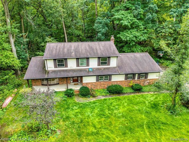 6126 Whispering Oak Drive, Washington, MI 48094