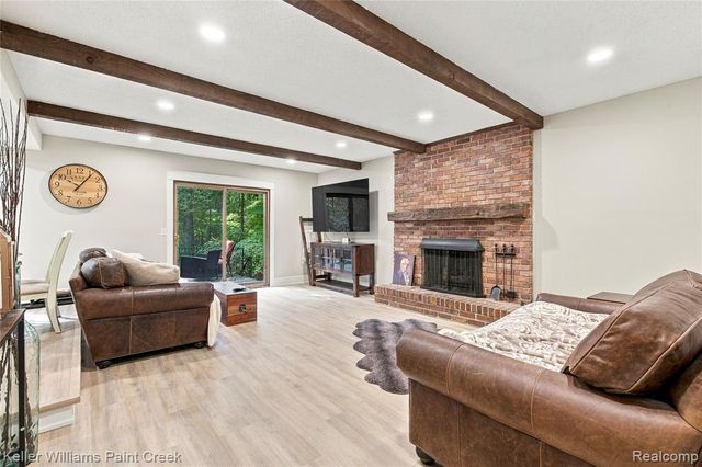 6126 Whispering Oak Drive, Washington, MI 48094