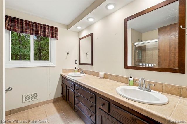 6126 Whispering Oak Drive, Washington, MI 48094