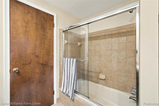 6126 Whispering Oak Drive, Washington, MI 48094