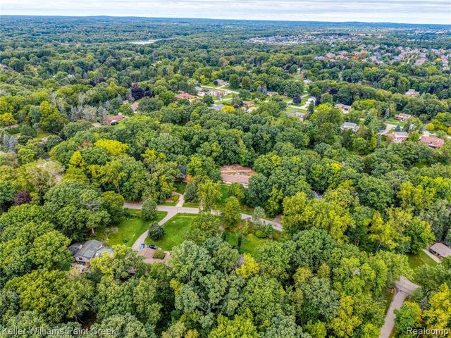 6126 Whispering Oak Drive, Washington, MI 48094