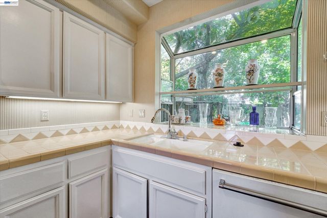 15916 Bayberry Ln, San Lorenzo, CA 94580