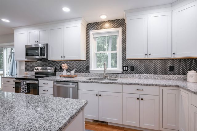 2 Lorelai Way, Nashua, NH 03062