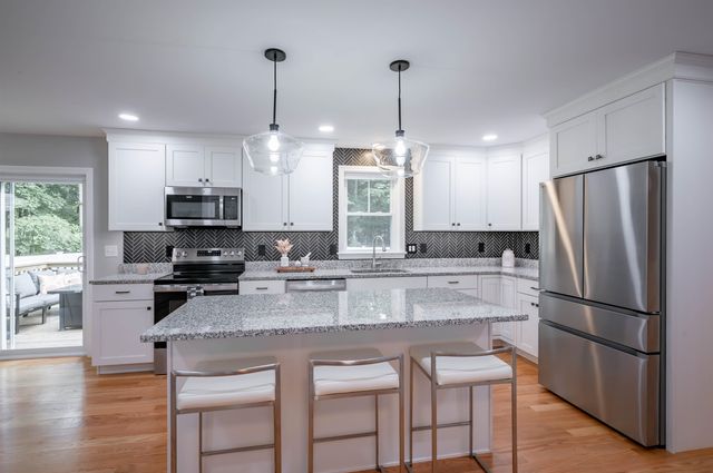 2 Lorelai Way, Nashua, NH 03062