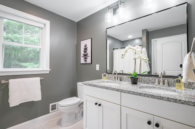 2 Lorelai Way, Nashua, NH 03062
