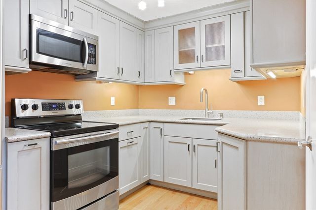 8 Riverside St 3-3, Watertown, MA 02472
