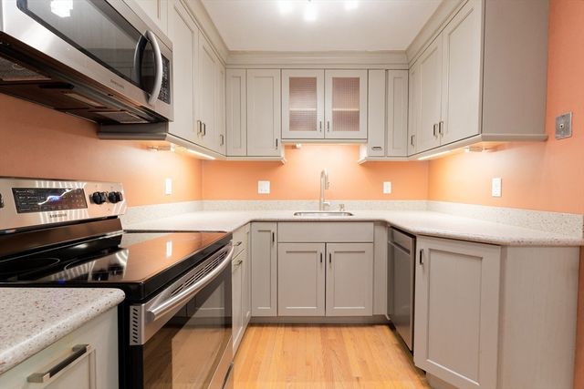 8 Riverside St 3-3, Watertown, MA 02472