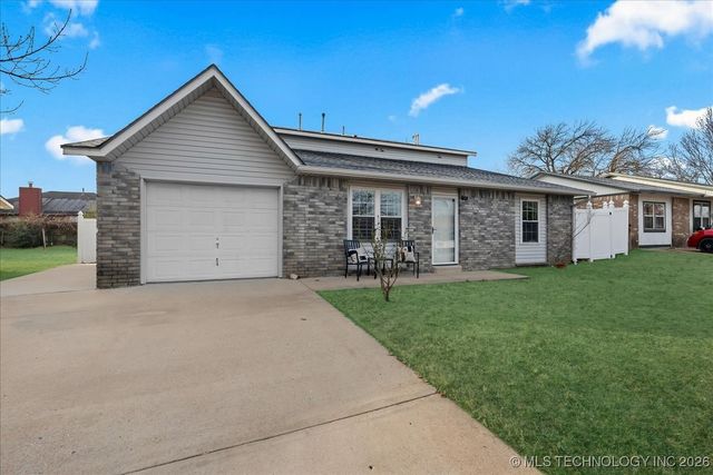 1122 E 144th Place, Glenpool, OK 74033