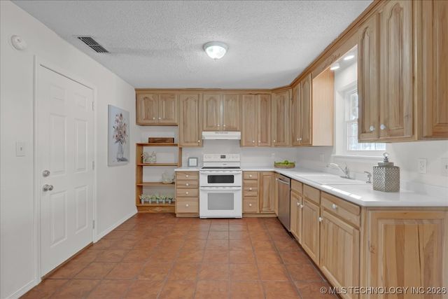 1122 E 144th Place, Glenpool, OK 74033