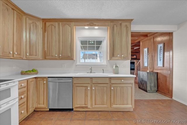 1122 E 144th Place, Glenpool, OK 74033