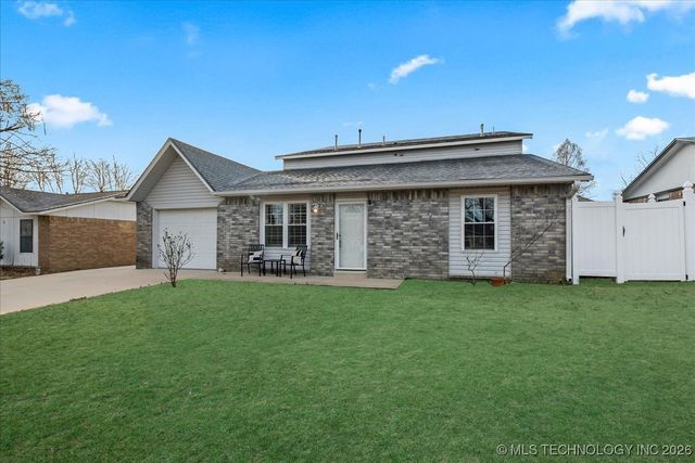 1122 E 144th Place, Glenpool, OK 74033
