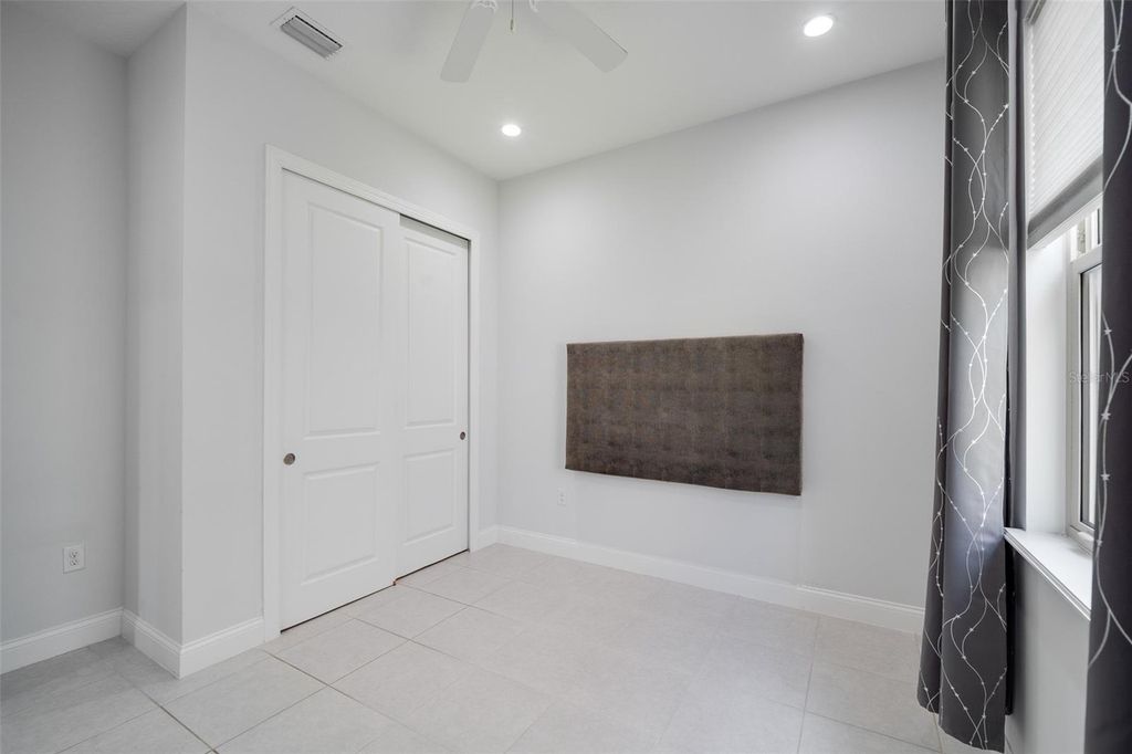 Image 15 of property listing at 10481 ROYAL CYPRESS WAY, Orlando, FL 32836