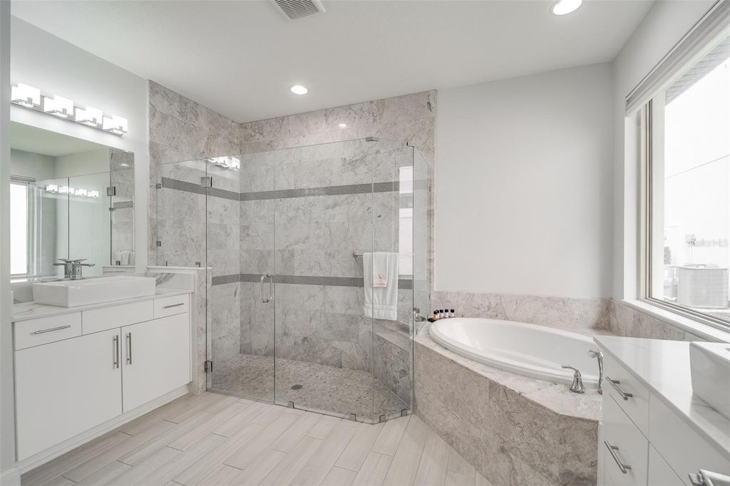 Image 33 of property listing at 10481 ROYAL CYPRESS WAY, Orlando, FL 32836